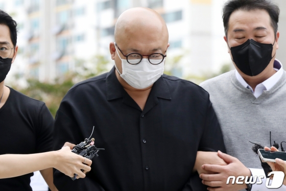 (서울=뉴스1) 민경석 기자 = 필로폰 투약 혐의를 받는 작곡가 겸 가수 돈 스파이크(45·본명 김민수)가 28일 오전 서울 도봉구 서울북부지방법원에서 열린 영장실질심사에 출석하고 있다. 경찰은 지난 26일 오후 서울 강남의 한 호텔에서 돈 스파이크를 체포했다. 검거 당시 돈 스파이크가 소지하고 있던 필로폰 양은 30g인 것으로 전해졌다. 통상 1회 투약량이 0.03g인 것을 고려했을 때, 이는 약 1000회분에 해당한다. 2022.9.28/뉴스1 Copyright (C) 뉴스1. All rights reserved. 무단 전재 및 재배포 금지.