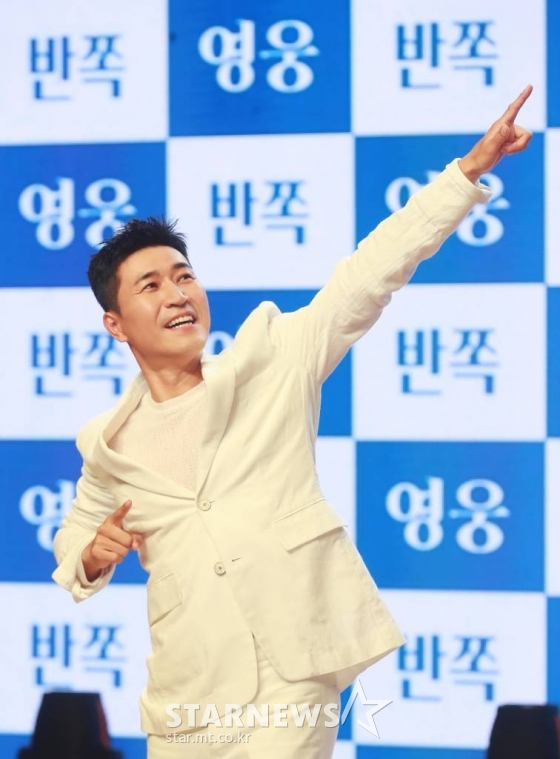 그룹 코요태(KOYOTE) 김종민이 5일 오후 서울 강남구 일지아트홀에서 진행된 새 앨범 ‘LET’s KOYOTE’ 발매기념 쇼케이스에서 포즈를 취하고 있다. 이번 앨범에는 더블타이틀곡 '영웅', '반쪽' 2곡이 수록됐다. /2022.10.05 /사진=이동훈 기자 photoguy@
