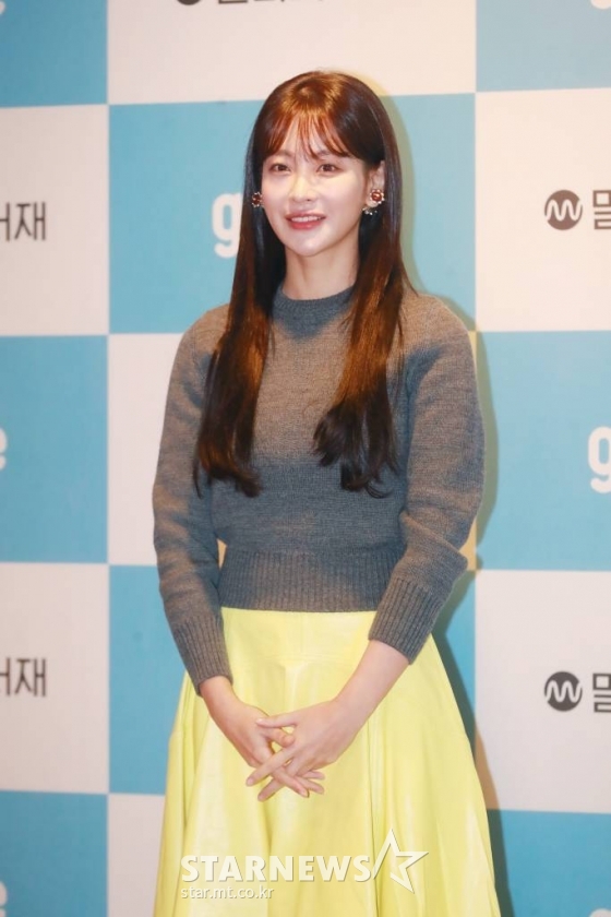 배우 오연서가 6일 오전 서울 강남구 지니뮤직에서 진행된 AI 오디오 드라마 '어서 오세요, 휴남동 서점입니다' 제작발표회에 참석해 포즈를 취하고 있다.  평범한 동네에 문을 연 휴남동 서점 주인이 서점을 드나드는 다양한 손님들과 삶에 대한 고민을 나누며 서로 위안이 되어주는 따뜻한 공감의 이야기를 담은 오디오 드라마 '어서 오세요, 휴남동 서점입니다'는 6일(오늘) 밀리의 서재와 지니뮤직 플랫폼에서 공개된다. /2022.10.06 /사진=이동훈 기자 photoguy@