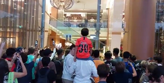 파리생제르망 선수들이 묵는 숙소 밖에서 '메시'를 연호하는 포르투갈 팬들. /사진=스포츠 스포르트