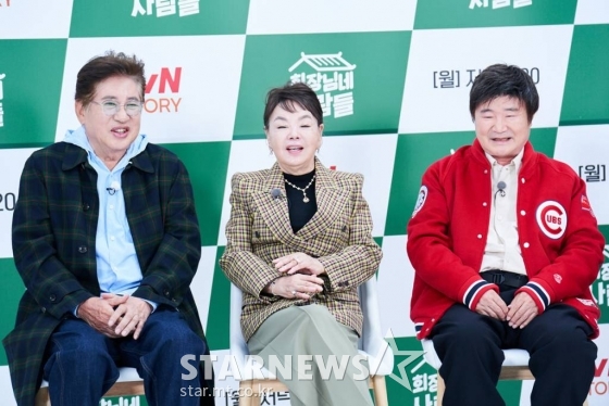 배우 김용건, 김수미, 이계인이 6일 오후 온라인으로 진행된 tvN STORY 예능 '회장님네 사람들' 제작발표회에 참석해 인사말을 하고 있다. 2022.10.06 <사진=tvN STORY제공> /사진=임성균 기자 tjdrbs23@