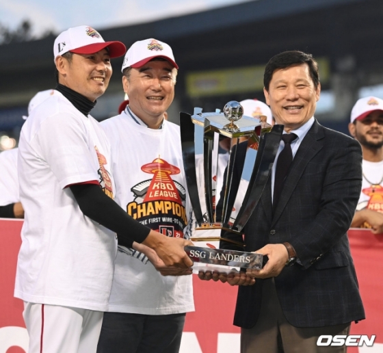 SSG 김원형 감독(맨 왼쪽)이 5일 잠실 두산전을 앞두고 열린 정규시즌 우승 기념식에서 트로피를 들고 미소를 짓고 있다.