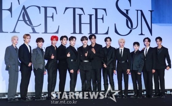 그룹 세븐틴(SVT)이 27일 오전 서울 여의도 콘래드호텔에서 진행된 정규 4집 '페이스 더 선'(Face the Sun) 발매기념 기자간담회에서 포즈를 취하고 있다. 이번 앨범은 타이틀곡 '핫'(HOT)을 비롯해 '달링'(Darl+ing), '돈키호테'(DON QUIXOTE), '마치'(March), '도미노'(Domino), '섀도우'(Shadow), '노래해', '이프 유 리브 미'(IF you leave me), '애시'(Ash) 등 9곡이 수록됐다. /2022.05.27 /사진=이동훈 기자 photoguy@