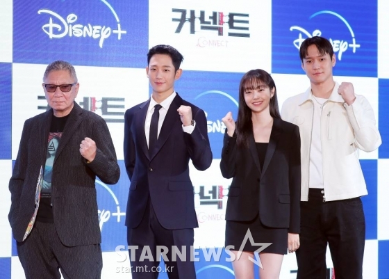 미이케 타카시 감독, 배우 정해인, 김혜준, 고경표가 7일 오전 부산 해운대구 그랜드 조선에서 열린 디즈니+ 오리지널 시리즈 '커넥트' 기자간담회에 참석해 포즈를 취하고 있다.  '커넥트'는 죽지 않는 몸을 가진 새로운 인종, '커넥트' 동수가 장기밀매 조직에게 납치당해 한쪽 눈을 빼앗긴 뒤, 자신의 눈이 대한민국을 떠들썩하게 만든 연쇄살인마에게 이식됐다는 것을 알고 그를 쫓는 지독한 추격을 담아낸 이야기다. 12월 공개 예정. 2022.10.07 /사진=김창현 기자 chmt@