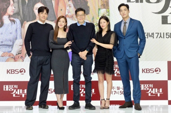 배우 박윤재, 오승아, 이창민 연출, 박하나, 강지섭이 7일 오후 온라인으로 진행된 KBS 2TV 일일극 '태양의 신부' 제작발표회에 참석해 포즈를 취하고 있다. 2022.10.07 /사진=임성균 기자 tjdrbs23@