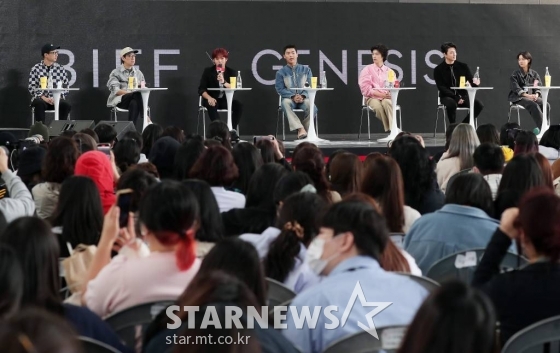 가수 겸 배우 박지훈이 7일 오후 부산 해운대구 우동 영화의 전당 야외 무대에서 진행된 제27회 부산국제영화제 초청작 '약한영웅 클래스 1' 오픈토크 행사에 참석해 인사말을 하고 있다.. 2022.10.07 /사진=김창현 기자 chmt@