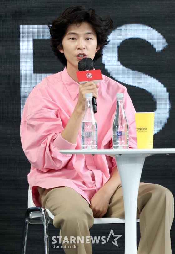 배우 홍경이 7일 오후 부산 해운대구 우동 영화의 전당 야외 무대에서 진행된 제27회 부산국제영화제 초청작 '약한영웅 클래스 1' 오픈토크 행사에 참석해 인사말을 하고 있다.. 2022.10.07 /사진=김창현 기자 chmt@
