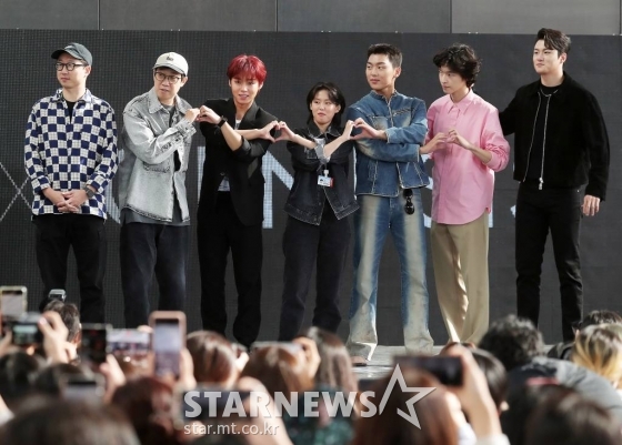 7일 오후 부산 해운대구 우동 영화의 전당 야외 무대에서 진행된 제27회 부산국제영화제 초청작 '약한영웅 클래스 1' 오픈토크에서 주역들이 포즈를 취하고 있다. 2022.10.07 /사진=김창현 기자 chmt@