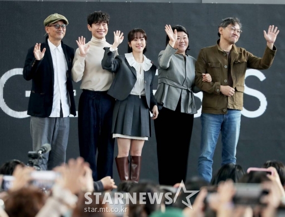 이준익 감독, 배우 신하균, 한지민, 이정은, 정진영이 7일 오후 부산 해운대구 우동 영화의 전당 야외 무대에서 진행된 제27회 부산국제영화제 초청작 '욘더' 오픈토크에서 포즈를 취하고 있다. 2022.10.07 /사진=김창현 기자 chmt@