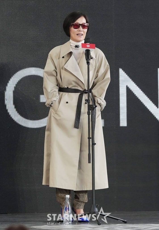 배우 이혜영이 7일 오후 부산 해운대구 우동 영화의 전당 야외 무대에서 진행된 제27회 부산국제영화제 초청작 홍상수 감독의 영화 '탑' 야외 무대인사에 참석해 인사말을 하고 있다. 2022.10.07 /사진=김창현 기자 chmt@