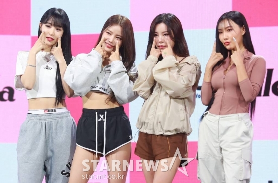 걸그룹 마마무(MAMAMOO)가 11일 오후 서울 광진구 예스24라이브홀에서 진행된 열두 번째 미니앨범 '마이크 온'(MIC ON) 발매기념 쇼케이스에서 포즈를 취하고 있다.  이번 앨범에는 타이틀곡 '일낼라'를 비롯해 '하나둘셋 어이!'(1,2,3 Eoi!), 'L.I.E.C' 등 총 3곡이 수록된다. /2022.10.11 /사진=이동훈 기자 photoguy@