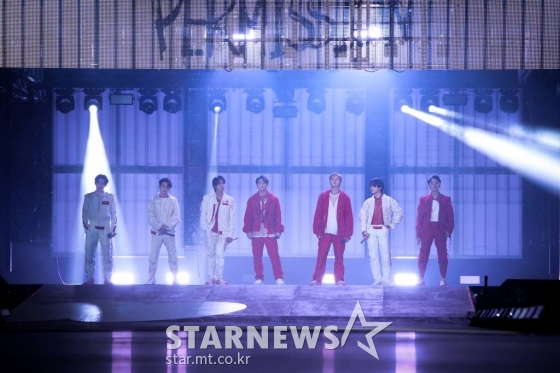 그룹 방탄소년단(BTS)이 10일 오후 서울 잠실종합운동장 주경기장에서 열린 콘서트 'BTS 퍼미션 투 댄스 온 스테이지-서울'에서 멋진 공연을 펼치고 있다. /사진제공=빅히트 뮤직 2022.03.10 /사진=이동훈 기자 photoguy@