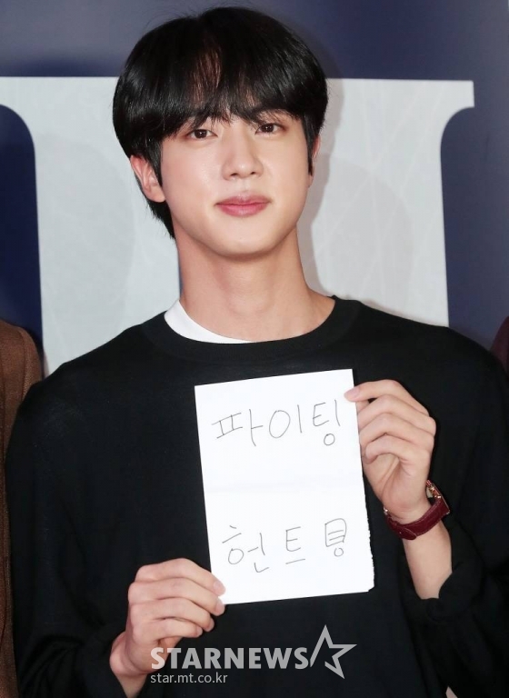 방탄소년단 진이 2일 오후 서울 강남구 삼성동 메가박스 코엑스에서 진행된 영화 '헌트' VIP시사회에 참석해 포즈를 취하고 있다. '헌트'는 조직 내 숨어든 스파이를 색출하기 위해 서로를 의심하는 안기부 요원 '박평호'와 '김정도'가 '대한민국 1호 암살 작전'이라는 거대한 사건과 직면하며 펼쳐지는 첩보 액션 드라마. 오는 10일 개봉. 2022.08.02 /사진=김창현 기자 chmt@