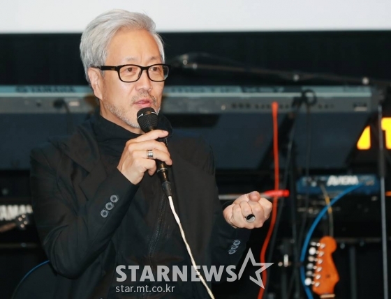 봄여름가을겨울의 가수 김종진이 14일 오후 서울 마포구 CJ아지트 광흥창에서 진행된 '브라보 마이 라이프'(Bravo My Life!) 20주년 바이닐 앨범발매기념 기자간담회에서 질문에 답하고 있다. /2022.10.14 /사진=이동훈 기자 photoguy@