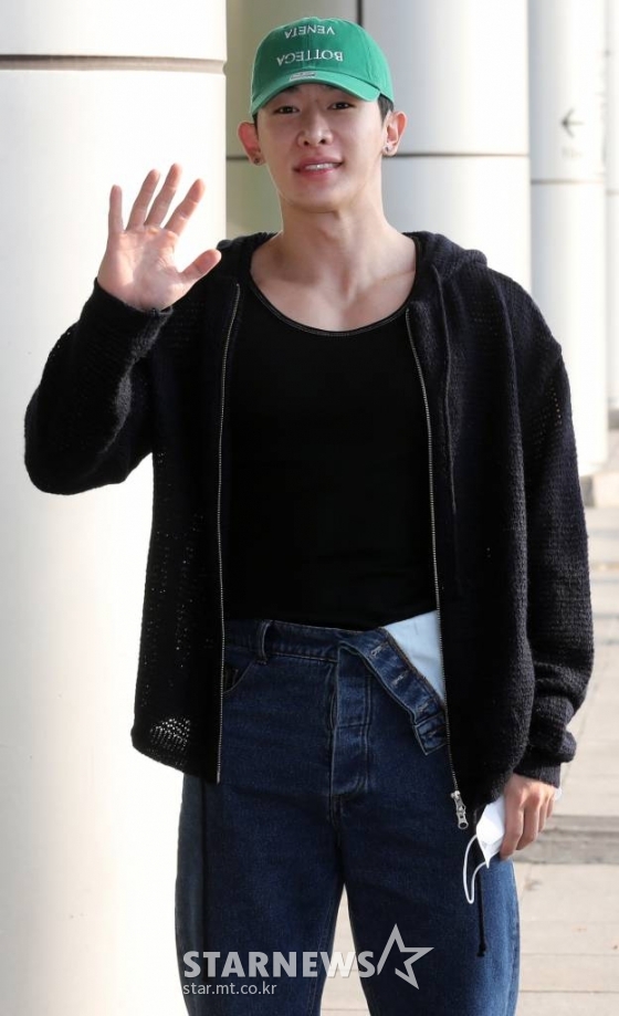 가수 원호가 일본 공연 일정을 위해 6일 오전 서울 강서구 김포국제공항을 통해 출국하고 있다. 2022.10.06 /사진=임성균 기자 tjdrbs23@