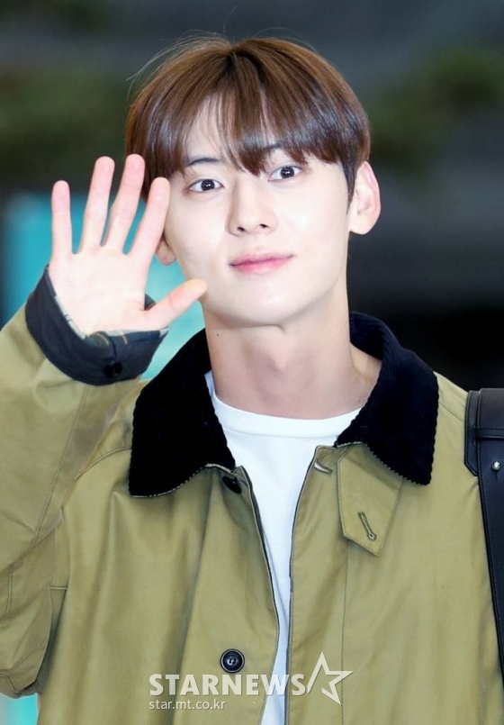 가수 겸 배우 황민현이 일본 KCON 일정을 위해 12일 오전 서울 강서구 김포국제공항을 통해 출국하고 있다. 2022.10.12 /사진=임성균 기자 tjdrbs23@