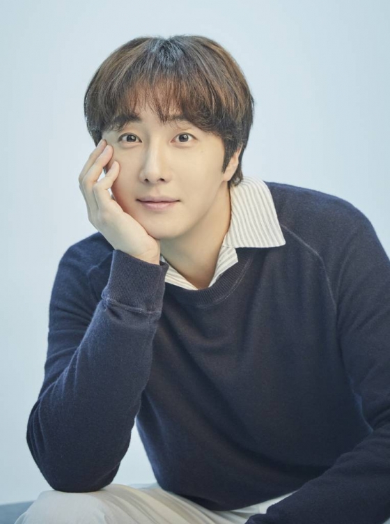 영화 '고속도로 가족'(감독 이상문)의 주연배우 정일우가 28일 오후 진행된 인터뷰를 위해 포즈를 취하고 있다. 인생은 놀이, 삶은 여행처럼 고속도로 휴게소에서 살아가는 한 가족이 우연히 한 부부를 만나면서 예기치 못한 사건을 겪게 되는 이야기 '고속도로 가족'은 11월 2일 개봉한다. /사진제공=영화사설렘,고고스튜디오/CJ CGV 2022.10.28 /사진=이동훈 기자 photoguy@
