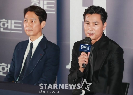 배우 정우성이 27일 오후 서울 강남구 메가박스 코엑스점에서 진행된 영화 '헌트'(감독 이정재) 언론시사회에 참석해 질문에 답하고 있다. 조직 내 숨어든 스파이를 색출하기 위해 서로를 의심하는 안기부 요원 박평호와 김정도의 이야기를 그린 영화 '헌트'는 8월 10일 개봉한다. /2022.07.27 /사진=이동훈 기자 photoguy@