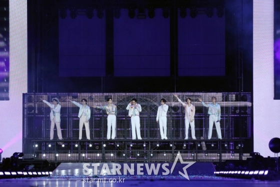 그룹 방탄소년단(BTS)이 10일 오후 서울 잠실종합운동장 주경기장에서 열린 콘서트 'BTS 퍼미션 투 댄스 온 스테이지-서울'에서 멋진 공연을 펼치고 있다. /사진제공=빅히트 뮤직 2022.03.10 /사진=이동훈 기자 photoguy@