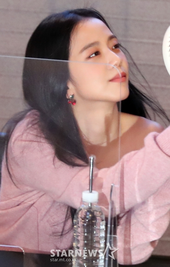 그룹 블랙핑크 지수가 25일 오후 서울 여의도 IFC몰에서 정규 2집 '본 핑크'(BORN PINK) 발매기념 팬사인회를 열고 팬들과 소통하고 있다. 2022.09.25 /사진=임성균 기자 tjdrbs23@