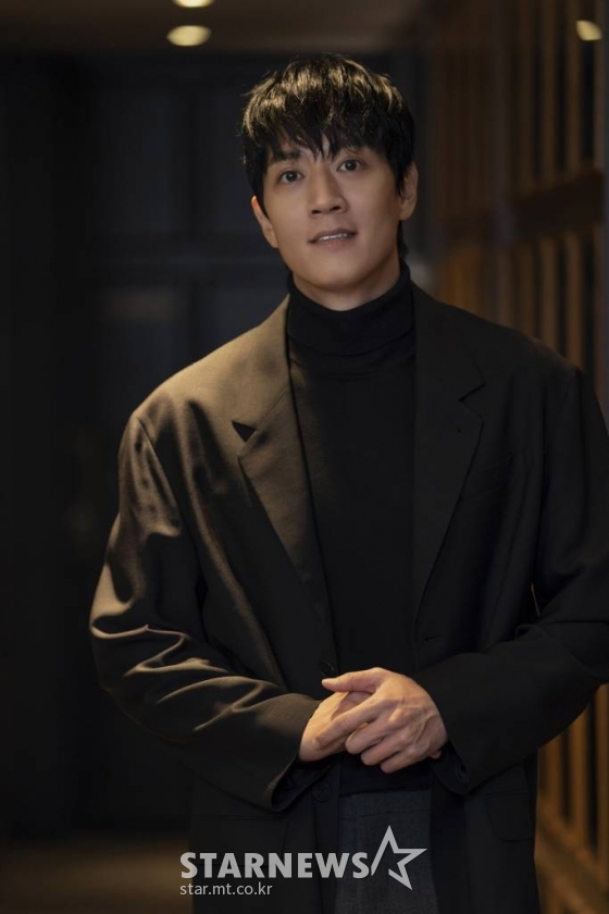 배우 김래원이 9일 오후 서울 종로구 삼청동의 한 카페에서 진행된 영화 '데시벨' 개봉 관련 인터뷰를 위해 포즈를 취하고 있다. '데시벨'은 소음이 커지는 순간 폭발하는 특수 폭탄으로 도심을 점거하려는 폭탄 설계자(이종석 분)와 그의 타깃이 된 전직 해군 부함장(김래원 분)이 벌이는 사운드 테러 액션 영화다. 오는 16일 개봉. / 사진제공 = (주)마인드마크 /사진=김창현 기자 chmt@