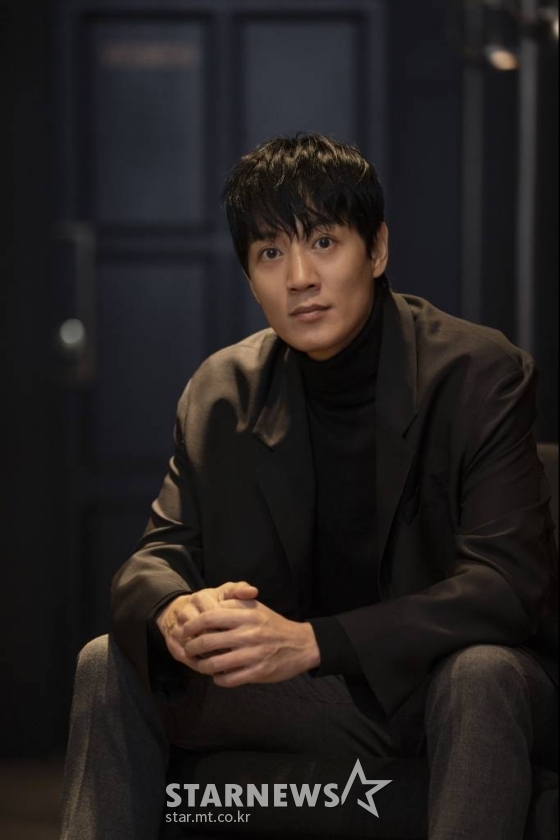 배우 김래원이 9일 오후 서울 종로구 삼청동의 한 카페에서 진행된 영화 '데시벨' 개봉 관련 인터뷰를 위해 포즈를 취하고 있다. '데시벨'은 소음이 커지는 순간 폭발하는 특수 폭탄으로 도심을 점거하려는 폭탄 설계자(이종석 분)와 그의 타깃이 된 전직 해군 부함장(김래원 분)이 벌이는 사운드 테러 액션 영화다. 오는 16일 개봉. / 사진제공 = (주)마인드마크 /사진=김창현 기자 chmt@