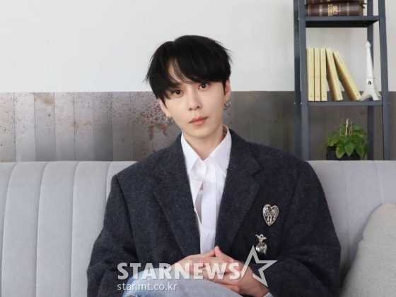 가수 용준형이 10일 오후 온라인으로 진행된 새 EP '로너' 발매 기념 온라인 기자간담회에 참석해 포즈를 취하고 있다. 새 앨범 타이틀곡은 용준형이 작사, 작곡한 '층간 소음'이다. 다양한 장르가 조화롭게 섞인 곡이다. 앨범에는 '층간 소음'을 비롯해 '차라리 내가 싫다고 해', 'LONELY'(론리), 'PRAHA'(프라하), 'GET OVER YOU'(겟 오버 유), 'PIECES'(피시스) 등 용준형의 자작곡 6곡이 수록됐다. / 사진제공 = 블랙 메이드 /사진=김창현 기자 chmt@