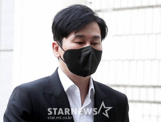 특정범죄 가중처벌 등에 관한 법률 위반(보복협박) 등의 혐의를 받고 있는 양현석 전 YG엔터테인먼트 대표가 1일 오후 서울 서초구 중앙지방법원에서 진행된 공판에 출석하고 있다. 2022.11.01 /사진=김창현 기자 chmt@