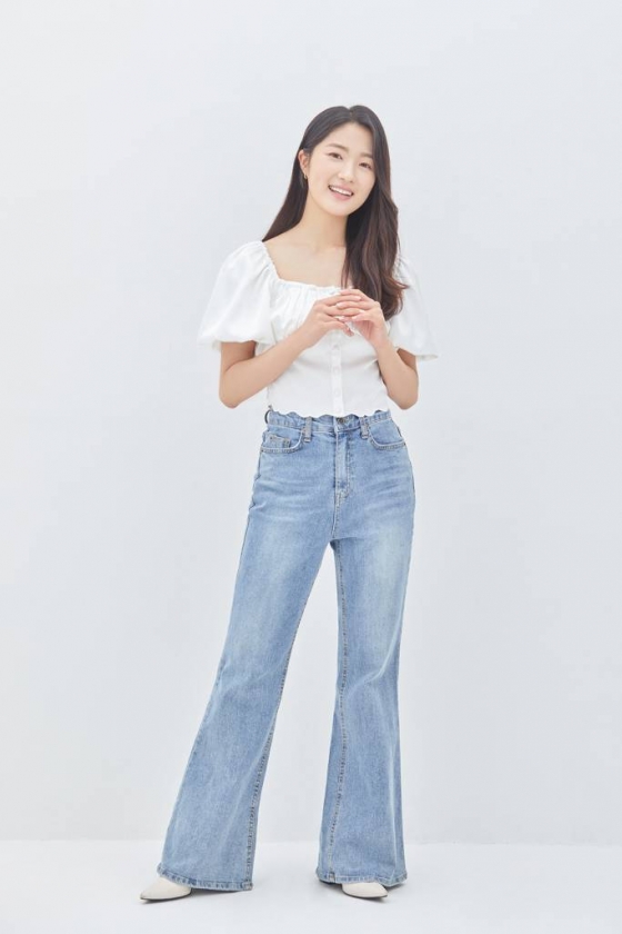 영화 '동감'(감독 서은영)의 배우 김혜윤이 14일 진행된 인터뷰를 위해 포즈를 취하고 있다. 1999년의 '용'과 2022년의 '무늬'가 우연히 오래된 무전기를 통해 소통하면서 벌어지는 이야기를 그린 청춘 로맨스 '동감'은 오는 16일 개봉한다. /사진제공=고고스튜디오 2022.11.14 /사진=이동훈 기자 photoguy@