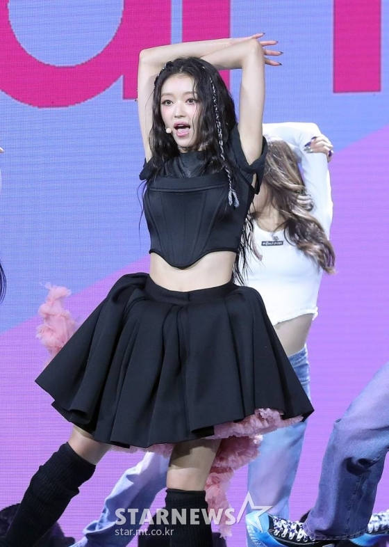 걸그룹 오마이걸 유아가 14일 오후 서울 광진구 예스24 라이브홀에서 진행된 솔로 미니 2집 'SELFISH' 발매 기념 쇼케이스에 참석해 멋진 무대를 선보이고 있다. 유아의 미니 2집 타이틀곡 'Selfish'는 중독성 있는 R&B 사운드에 특유의 리드미컬한 음색을 더해 더욱 '힙'해진 유아의 색다른 음악 스타일을 보여주는 곡이다. 또한, 미니멀한 멜로디에 다양한 세션이 조화롭게 어우러진 일렉트로닉 팝 장르의 'Lay Low', 미니멀한 베이스 사운드와 보컬의 절묘한 완급 조절이 강렬한 몰입감을 선사하는 'Blood Moon', 뱃사람을 유혹하는 세이렌처럼 상대의 마음을 홀릴 멜로디를 나지막이 읊는 듯 매혹적인 분위기의 'Melody'까지 총 4개의 트랙이 수록되어 있다. 2022.11.14 /사진=김창현 기자 chmt@