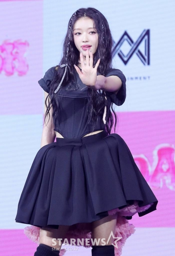 걸그룹 오마이걸 유아가 14일 오후 서울 광진구 예스24 라이브홀에서 진행된 솔로 미니 2집 'SELFISH' 발매 기념 쇼케이스에 참석해 포즈를 취하고 있다. 유아의 미니 2집 타이틀곡 'Selfish'는 중독성 있는 R&B 사운드에 특유의 리드미컬한 음색을 더해 더욱 '힙'해진 유아의 색다른 음악 스타일을 보여주는 곡이다. 또한, 미니멀한 멜로디에 다양한 세션이 조화롭게 어우러진 일렉트로닉 팝 장르의 'Lay Low', 미니멀한 베이스 사운드와 보컬의 절묘한 완급 조절이 강렬한 몰입감을 선사하는 'Blood Moon', 뱃사람을 유혹하는 세이렌처럼 상대의 마음을 홀릴 멜로디를 나지막이 읊는 듯 매혹적인 분위기의 'Melody'까지 총 4개의 트랙이 수록되어 있다. 2022.11.14 /사진=김창현 기자 chmt@