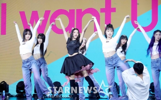 걸그룹 오마이걸 유아가 14일 오후 서울 광진구 예스24 라이브홀에서 진행된 솔로 미니 2집 'SELFISH' 발매 기념 쇼케이스에 참석해 멋진 무대를 선보이고 있다. 유아의 미니 2집 타이틀곡 'Selfish'는 중독성 있는 R&B 사운드에 특유의 리드미컬한 음색을 더해 더욱 '힙'해진 유아의 색다른 음악 스타일을 보여주는 곡이다. 또한, 미니멀한 멜로디에 다양한 세션이 조화롭게 어우러진 일렉트로닉 팝 장르의 'Lay Low', 미니멀한 베이스 사운드와 보컬의 절묘한 완급 조절이 강렬한 몰입감을 선사하는 'Blood Moon', 뱃사람을 유혹하는 세이렌처럼 상대의 마음을 홀릴 멜로디를 나지막이 읊는 듯 매혹적인 분위기의 'Melody'까지 총 4개의 트랙이 수록되어 있다. 2022.11.14 /사진=김창현 기자 chmt@