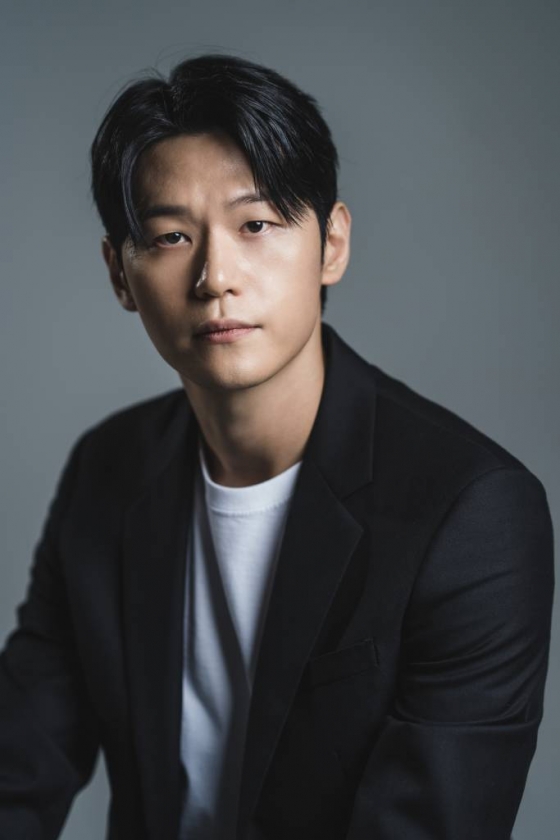 배우 이학주가 15일 오후 서울 종로구 삼청동의 한 카페에서 진행된 디즈니+ 오리지널 시리즈 '형사록' 관련 인터뷰를 위해 포즈를 취하고 있다. '형사록'은 한 통의 전화와 함께 동료를 죽인 살인 용의자가 된 형사가 정체불명의 협박범 ‘친구’를 잡기 위해 자신의 과거를 쫓는 이야기다. / 사진제공 = 월트디즈니컴퍼니 코리아 /사진=김창현 기자 chmt@