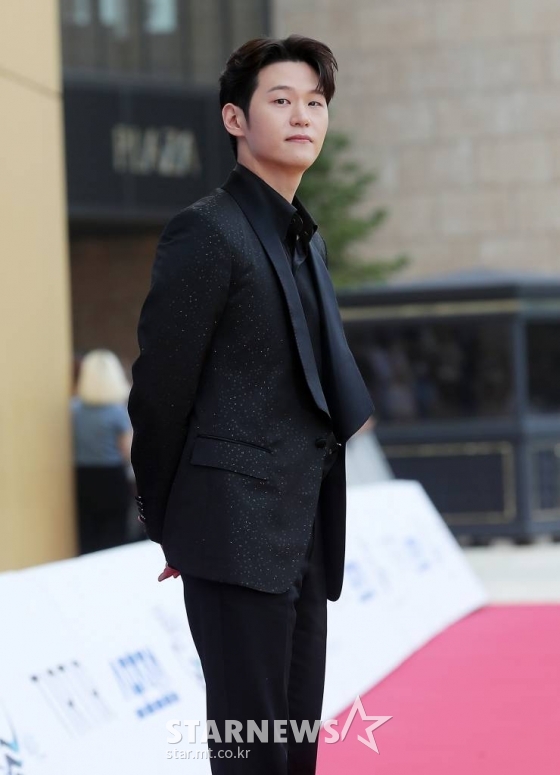 배우 이학주가 19일 오후 인천 파라다이스 시티에서 열린 '제1회 청룡시리즈어워즈(Bluedragon Series Awards)' 레드카펫 행사에 참석해 포즈를 취하고 있다. '청룡시리즈어워즈'는 넷플릭스부터 디즈니+, 시즌, 애플TV+, 왓챠, 웨이브, 카카오TV, 쿠팡플레이, 티빙이 제작하거나 투자한 국내 드라마와 예능을 대상으로 한 국내 최초, 단독 시상식이다. 2022.07.19 /사진=김창현 기자 chmt@