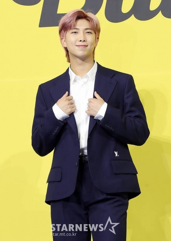 방탄소년단(BTS) RM이 21일 오후 서울 송파구 방이동 올림픽홀에서 진행된 새 싱글앨범 'Butter' 발매 기념 쇼케이스에서 포즈를 취하고 있다.  'Butter'에는 버터처럼 부드럽게 녹아들어 너를 사로잡겠다는 방탄소년단의 귀여운 고백이 담겨있다.  방탄소년단은 'Butter'를 사실상의 선 공개 싱글로 스타트를 끊고 6월 중 'Butter'가 포함된 새 앨범을 발매할 계획이다. 2021.05.21 /사진=김창현 기자 chmt@