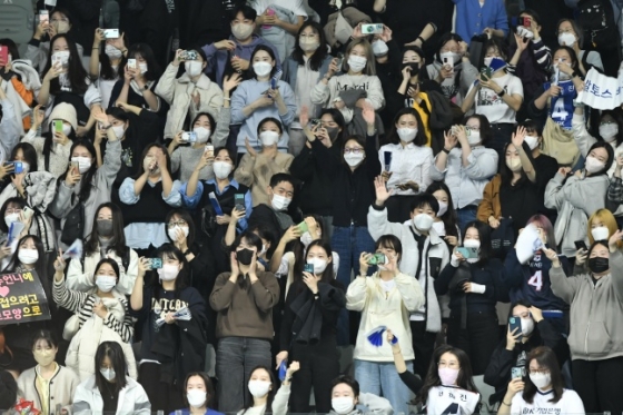 장충체육관에 모인 IBK 기업은행 팬들의 모습. /사진=한국배구연맹