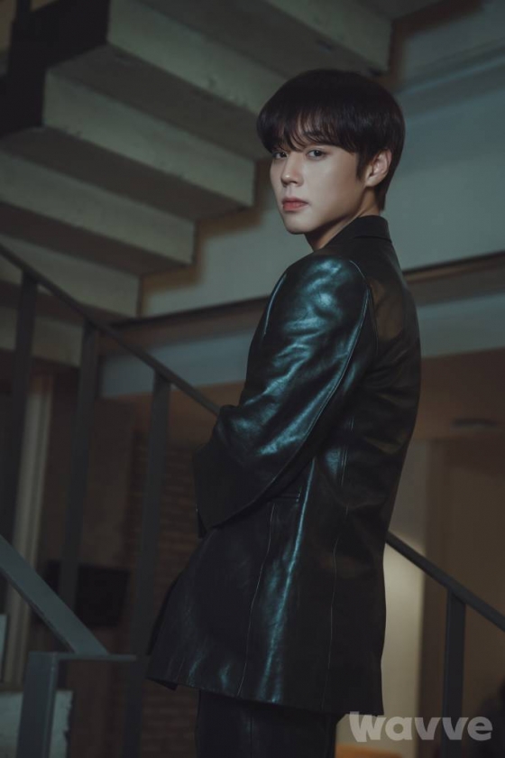 가수 겸 배우 박지훈이 22일 오후 서울 종로구 소격동의 한 카페에서 진행된 웨이브 오리지널 시리즈 '약한영웅 Class 1' 관련 인터뷰를 위해 포즈를 취하고 있다. 박지훈은 극 중 체력은 약하지만 타고난 두뇌와 주변 사물을 이용해 상대를 제압하는 연시은 역을 열연했다. '약한영웅'은 상위 1% 모범생 연시은이 처음으로 친구가 된 수호(최현욱 분), 범석(홍경 분)과 함께 수많은 폭력에 맞서 나가는 과정을 그린 약한 소년의 강한 액션 성장 드라마다. / 사진제공 = 웨이브 /사진=김창현 기자 chmt@