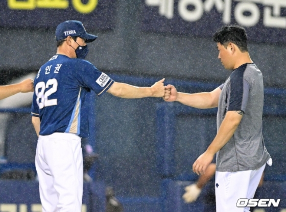 강인권(왼쪽) NC 감독과 양의지.