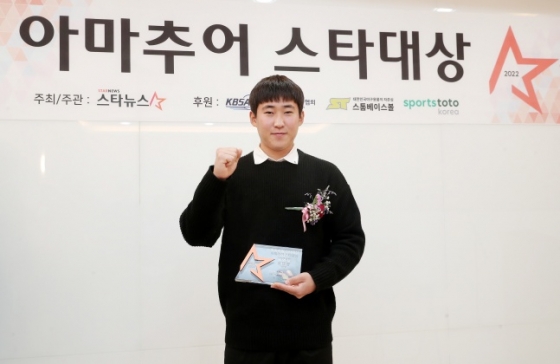 충암고 윤영철(KIA 타이거즈 지명)이 24일 오후 서울 송파구 잠실야구장 콘퍼런스룸에서 열린 스타뉴스 주최·주관 '2022 아마추어 스타대상'에서 스타투수상을 수상한 뒤 기념 촬영에 임하고 있다. /사진=김창현 기자