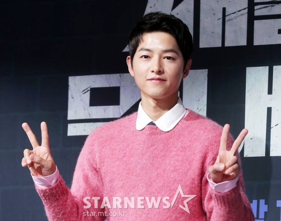 배우 송중기가 17일 오후 서울 영등포구 여의도동 페어몬트 앰배서더 서울에서 열린 JTBC 금토일드라마 '재벌집 막내아들' 제작발표회에 참석해 포즈를 취하고 있다. '재벌집 막내아들'은 재벌 총수 일가의 오너리스크를 관리하는 비서 윤현우(송중기 분)가 재벌가의 막내아들 진도준(송중기 분)으로 회귀해 인생 2회차를 사는 판타지 회귀물이다. 오는 18일 첫 방송. / 2022.11.17 /사진=김창현 기자 chmt@