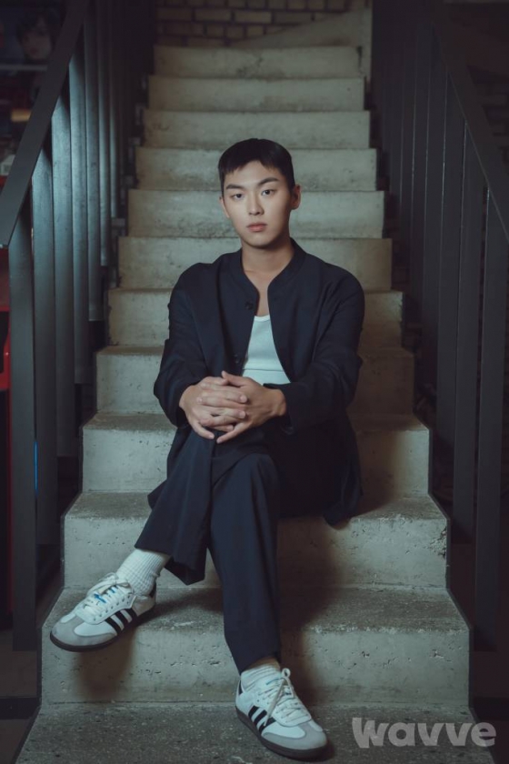 배우 최현욱이 22일 오후 서울 종로구 삼청동의 한 카페에서 진행된 웨이브 오리지널 시리즈 '약한영웅 Class 1' 관련 인터뷰를 위해 포즈를 취하고 있다. 최현욱은 극 중 친구들을 지키기 위해 폭력에 맞서 나가는 의리의 파이터 안수호 역을 열연했다. '약한영웅'은 상위 1% 모범생 연시은이 처음으로 친구가 된 수호(최현욱 분), 범석(홍경 분)과 함께 수많은 폭력에 맞서 나가는 과정을 그린 약한 소년의 강한 액션 성장 드라마다. / 사진제공 = 웨이브 /사진=김창현 기자 chmt@