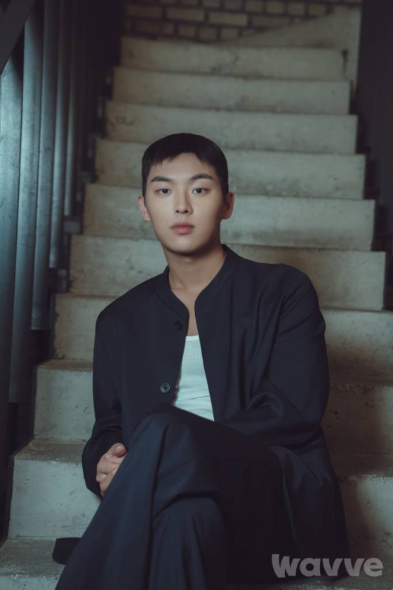 배우 최현욱이 25일 오후 서울 종로구 삼청동의 한 카페에서 진행된 웨이브 오리지널 시리즈 '약한영웅 Class 1' 관련 인터뷰를 위해 포즈를 취하고 있다. 최현욱은 극 중 친구들을 지키기 위해 폭력에 맞서 나가는 의리의 파이터 안수호 역을 열연했다. '약한영웅'은 상위 1% 모범생 연시은이 처음으로 친구가 된 수호(최현욱 분), 범석(홍경 분)과 함께 수많은 폭력에 맞서 나가는 과정을 그린 약한 소년의 강한 액션 성장 드라마다. / 사진제공 = 웨이브 /사진=김창현 기자 chmt@