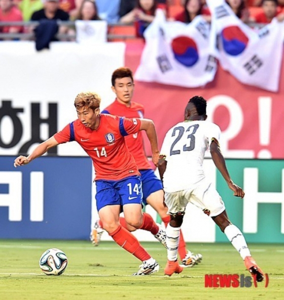 지난 2014년 6월 미국 플로리다주 마이애미의 선라이프 스타디움에서 열린 한국과 가나의 평가전에서 한국 손흥민(왼쪽)이 가나 수비를 받으며 공격하고 있다. /사진=뉴시스