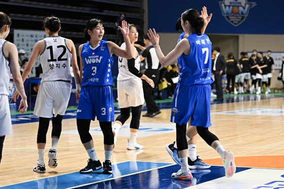 아산 우리은행 김은선(파란색 유니폼 등번호 3번). /사진=WKBL 제공