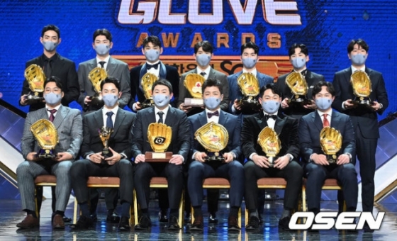 2021년 KBO 골든글러브 수상자들이 포토타임을 진행하고 있다.