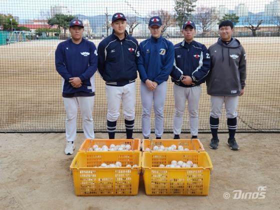 NC 다이노스로부터 드림볼을 기증받은 마산고 야구부. /사진=NC 다이노스 제공