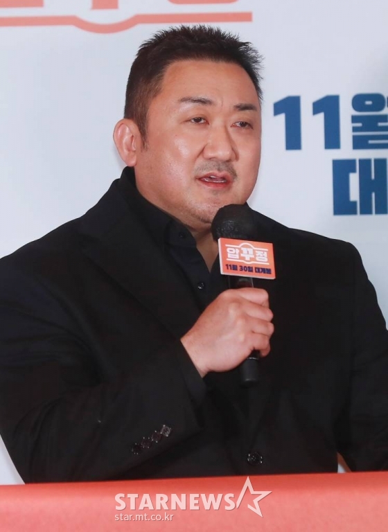 배우 마동석이 28일 오후 서울 롯데시네마 건대입구점에서 진행된 영화 '압꾸정'(감독 임진순) 언론시사회에 참석해 질문에 답하고 있다. 샘솟는 사업 아이디어로 입만 살아있는 압구정 토박이 대국(마동석)이 한때 실력파였던 성형외과 의사 지우(정경호)와 손잡고 K-뷰티 사업을 시작하는 내용을 담은 '압꾸정'은 오는 30일 개봉한다. /2022.11.28 /사진=이동훈 기자 photoguy@