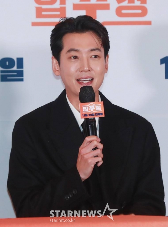배우 정경호가 28일 오후 서울 롯데시네마 건대입구점에서 진행된 영화 '압꾸정'(감독 임진순) 언론시사회에 참석해 질문에 답하고 있다.  샘솟는 사업 아이디어로 입만 살아있는 압구정 토박이 대국(마동석)이 한때 실력파였던 성형외과 의사 지우(정경호)와 손잡고 K-뷰티 사업을 시작하는 내용을 담은 '압꾸정'은 오는 30일 개봉한다. /2022.11.28 /사진=이동훈 기자 photoguy@