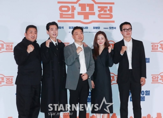 배우 마동석, 정경호, 임진순 감독, 배우 오나라, 최병모가 28일 오후 서울 롯데시네마 건대입구점에서 진행된 영화 '압꾸정'(감독 임진순) 언론시사회에 참석해 포즈를 취하고 있다. 샘솟는 사업 아이디어로 입만 살아있는 압구정 토박이 대국(마동석)이 한때 실력파였던 성형외과 의사 지우(정경호)와 손잡고 K-뷰티 사업을 시작하는 내용을 담은 '압꾸정'은 오는 30일 개봉한다. /2022.11.28 /사진=이동훈 기자 photoguy@