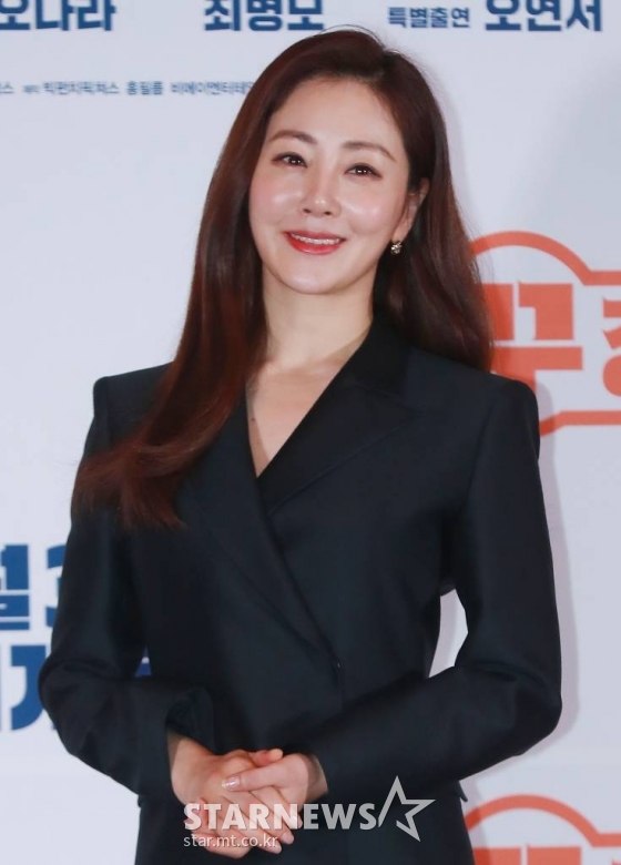 배우 오나라가 28일 오후 서울 롯데시네마 건대입구점에서 진행된 영화 '압꾸정'(감독 임진순) 언론시사회에 참석해 포즈를 취하고 있다. 샘솟는 사업 아이디어로 입만 살아있는 압구정 토박이 대국(마동석)이 한때 실력파였던 성형외과 의사 지우(정경호)와 손잡고 K-뷰티 사업을 시작하는 내용을 담은 '압꾸정'은 오는 30일 개봉한다. /2022.11.28 /사진=이동훈 기자 photoguy@